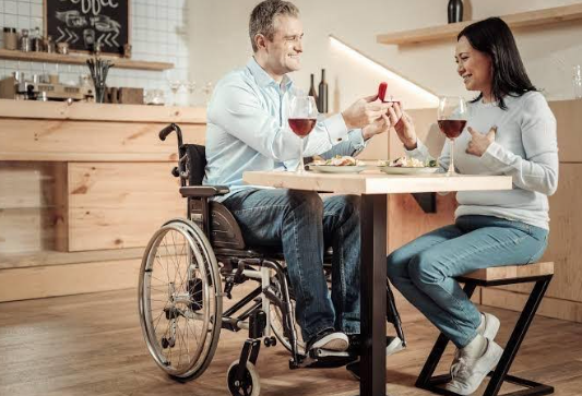 a guy proposing to woman in a restaurant